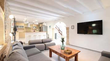Fernseher, Kamin, Tischtennisplatte
