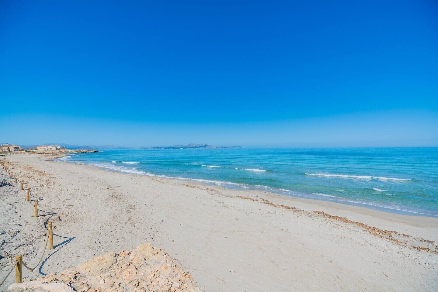 Una spiaggia nelle vicinanze