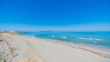 Una spiaggia nelle vicinanze