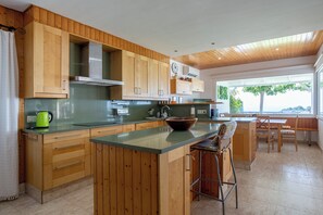 Kylskåp, mikrovågsugn, ugn och spishäll