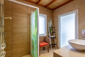Bañera, secador de pelo y toallas