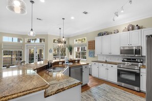 Kylskåp, mikrovågsugn, ugn och spishäll