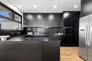 Refrigerador, microondas, horno, placa de cocina