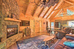 TV, fireplace, Netflix, Hulu - Private Cabin w/ Furnished Porch on < 3 Acres! (Mineral Bluff)