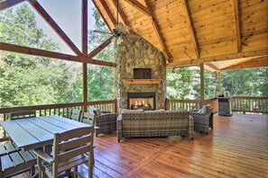 Outdoor dining - Private Cabin w/ Furnished Porch on < 3 Acres! (Mineral Bluff)