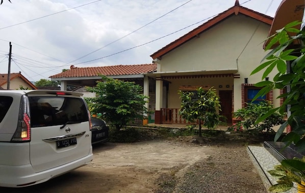 Vista frontal de la propiedad