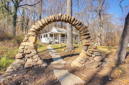 Stoney Creek Cottage: Waterfront Hot Tub, Fire Pit