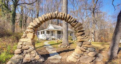 Stoney Creek Cottage: Waterfront Hot Tub, Fire Pit