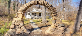 Stoney Creek Cottage: Waterfront Hot Tub, Fire Pit