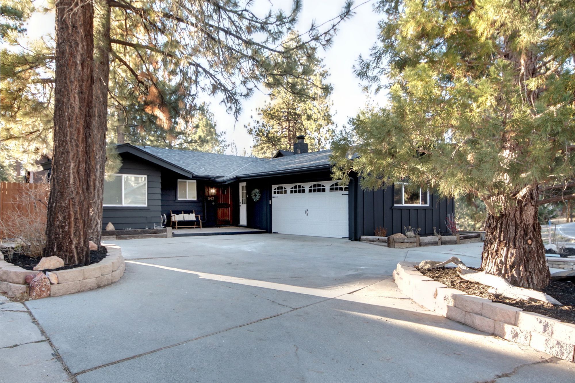 Bella Lago Lodge by Destination Big Bear : Walking Distance to the Lake Near Holloway's Marina! Fenced Yard! Pet Friendly!