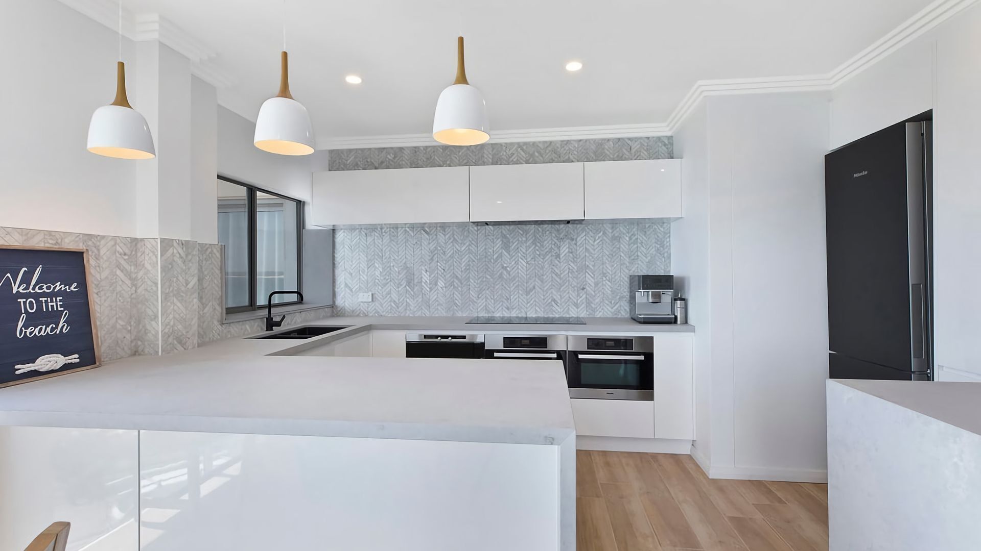 Frigorífico, microondas, horno y placa de cocina