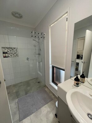 Suihku, ympäristöystävälliset hygieniatuotteet, hiustenkuivaaja