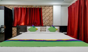 Deluxe kamer | Een bureau, verduisterende gordijnen, beddengoed