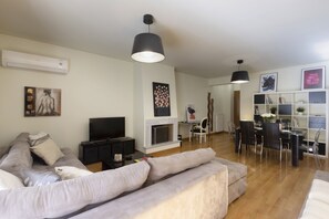 TV, fireplace