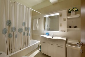 Ensemble baignoire-douche, séchoir à cheveux