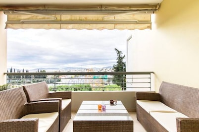 Compact 3 room apartment in Mall Athens.