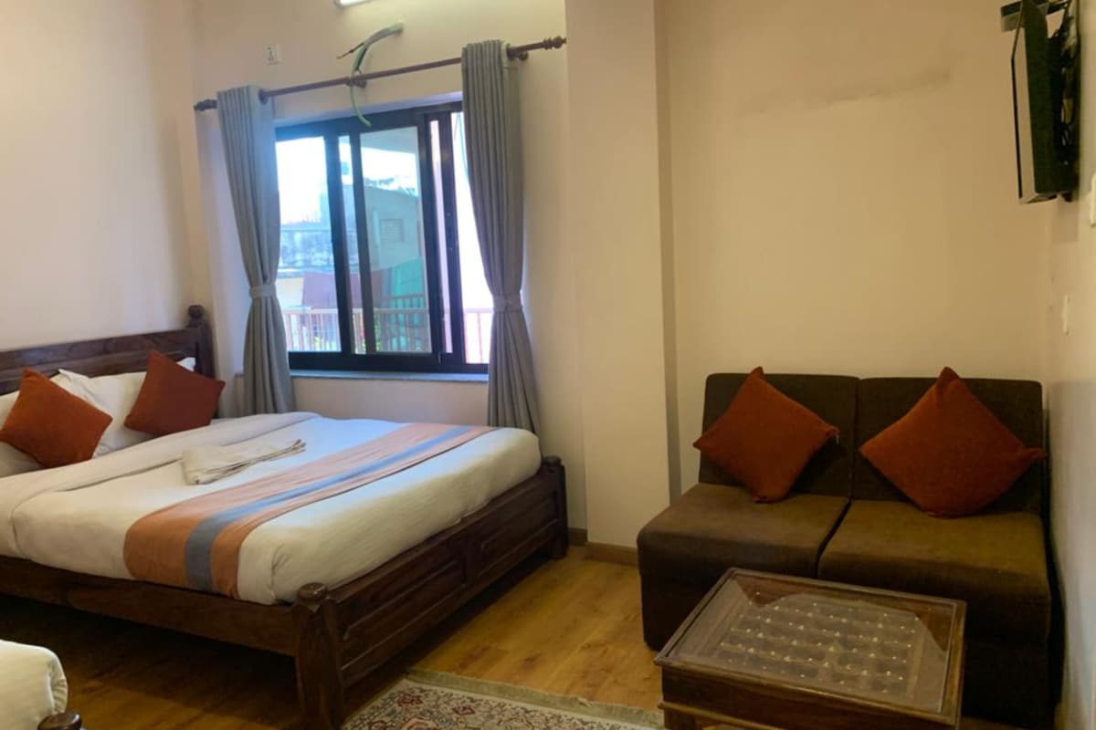 In-room safe, WiFi (free), bed sheets