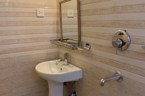 Deluxe-Doppelzimmer | Badezimmer | Kostenlose Toilettenartikel, Hausschuhe, Handtücher