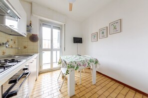 Micro-ondes, four, plaque de cuisson