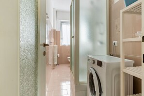 Dusche, Haartrockner, Bidet