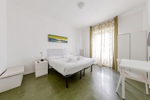 2 bedrooms, iron/ironing board, WiFi