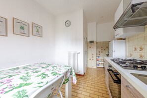 Micro-ondes, four, plaque de cuisson