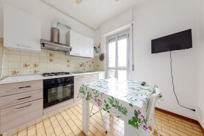 Four Ă micro-ondes, un four, surface de cuisson