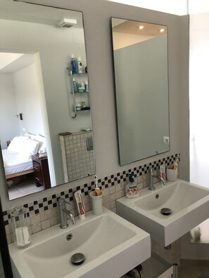 Bathtub, hair dryer, towels, toilet paper