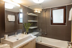 Badewanne, Haartrockner, Handtücher, Seife