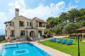 Outdoor pool - Deluxe Stone-made villa with Private pool (Voukolies, Chania)