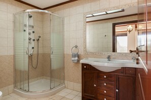 Bathtub, hair dryer, towels, soap - Deluxe Stone-made villa with Private pool (Voukolies, Chania)