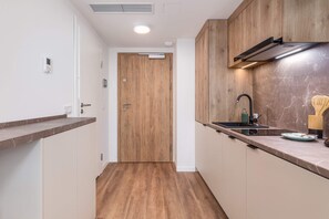 Kylskåp, mikrovågsugn, spishäll och diskmaskin