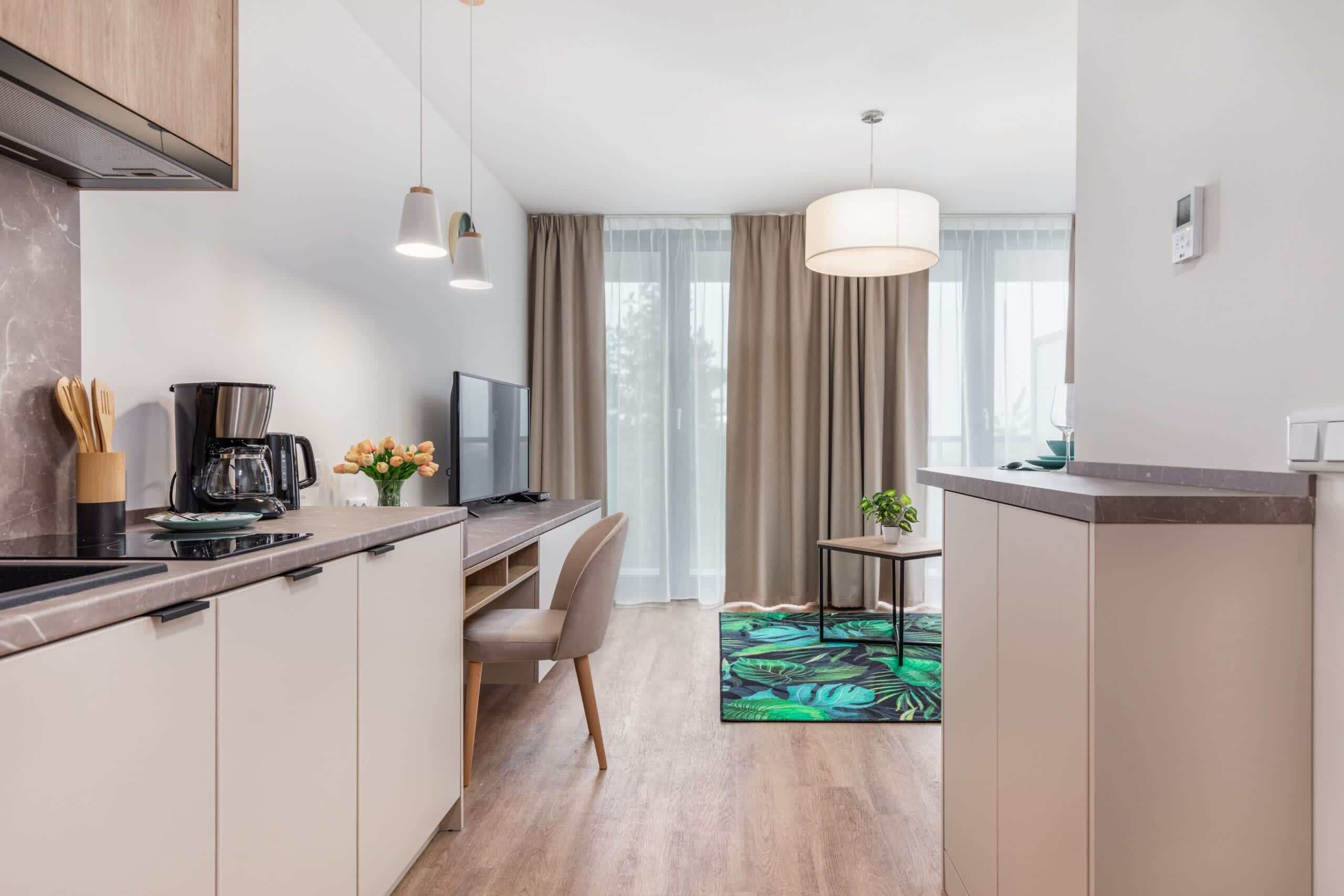 Frigorífico, microondas, placa de cocina y lavavajillas