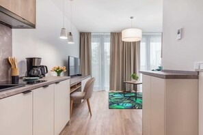 Jääkaappi, mikroaaltouuni, liesi, astianpesukone