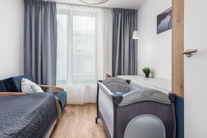 2 camere, una scrivania, ferro/asse da stiro, culla da viaggio