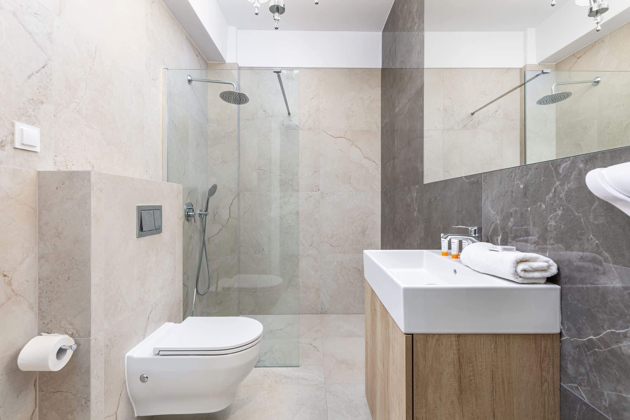 Een douche, een haardroger, handdoeken, shampoo