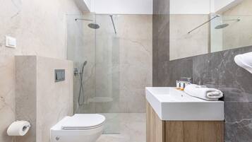 Een douche, een haardroger, handdoeken, shampoo