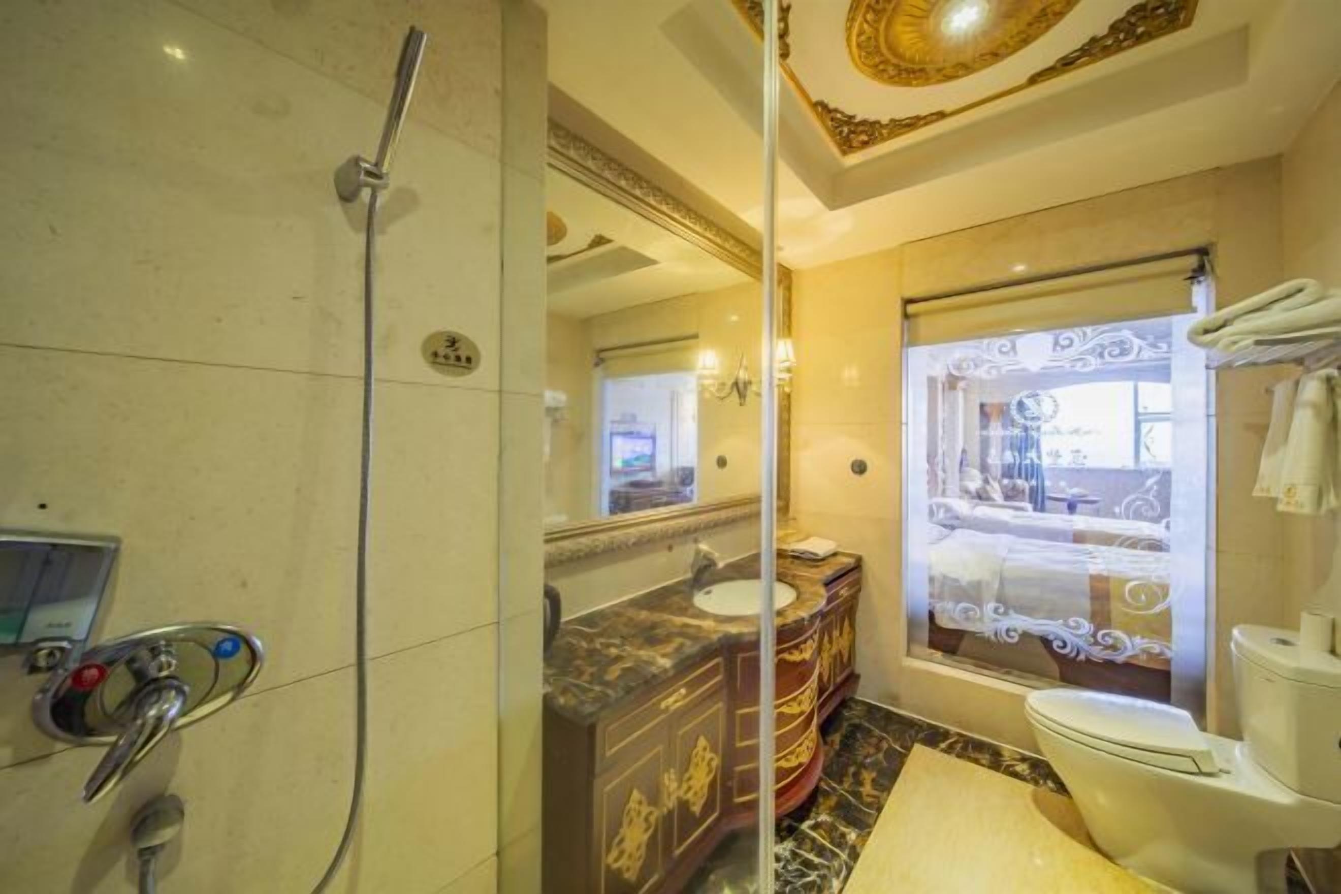 Un baño con ducha, lavabo e inodoro.