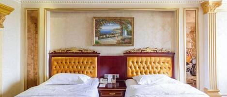 Una habitación de hotel con dos camas, un cuadro en la pared y una decoración elaborada.