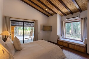 Art Residency | Individually decorated, individually furnished, free WiFi, bed sheets