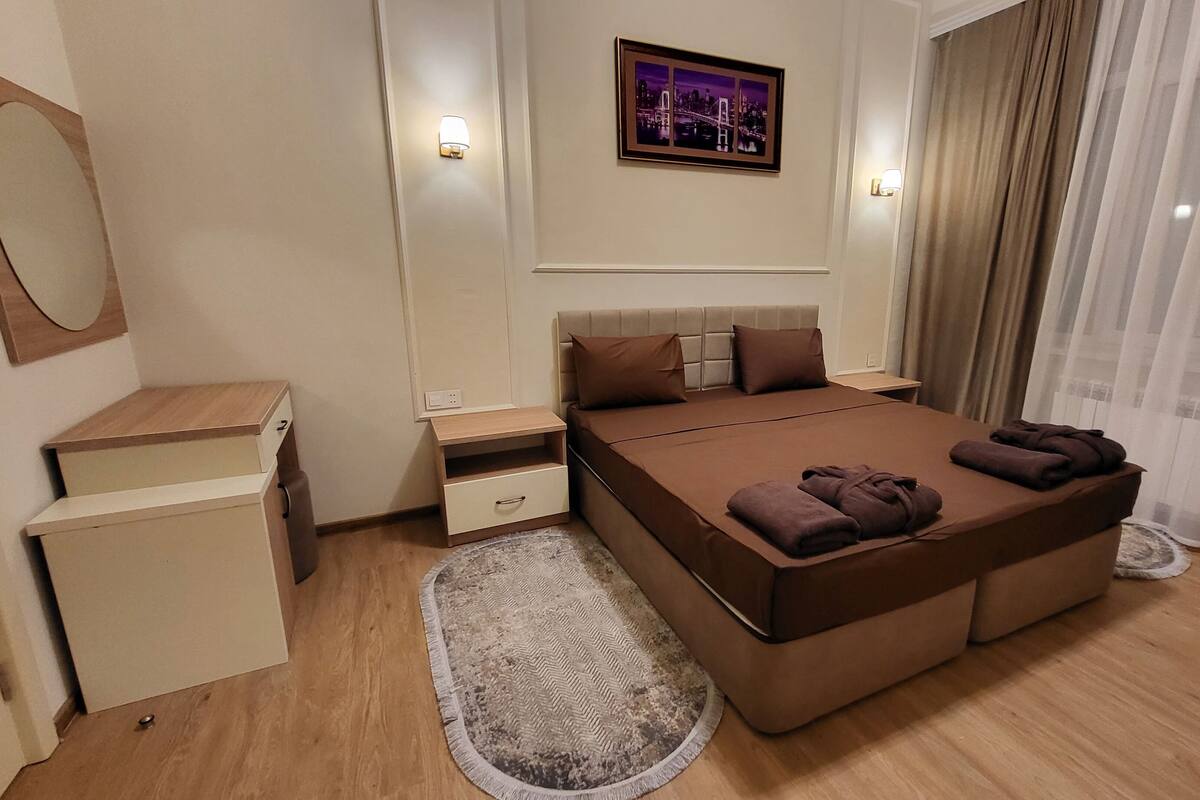 Doppia familiare | Biancheria da letto di alta qualità, una cassaforte in camera