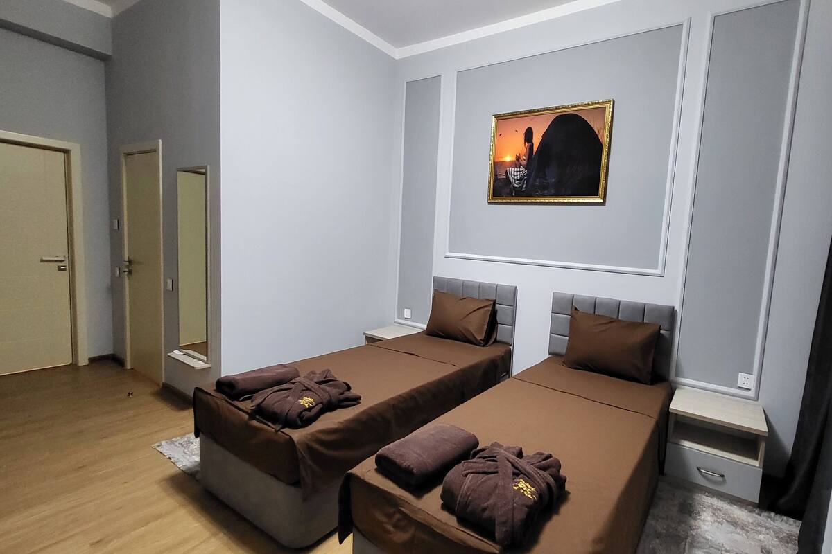 Camera Standard con letto matrimoniale o 2 letti singoli, 2 letti singoli | Biancheria da letto di alta qualità, una cassaforte in camera