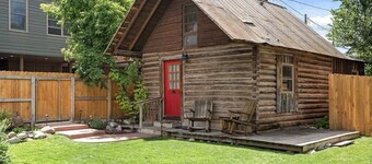 Red Door Hideout | D/T Carbondale, A/C, Lush Yard