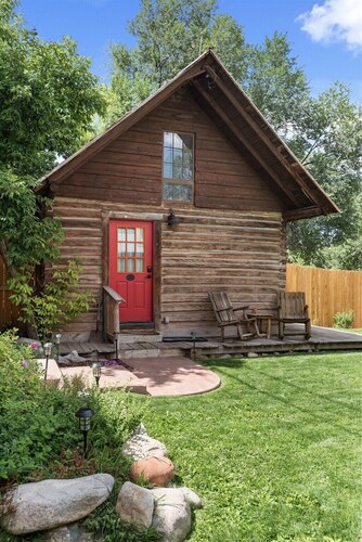 Red Door Hideout | D/T Carbondale, A/C, Lush Yard
