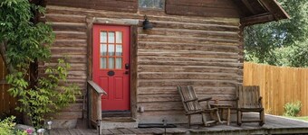 Red Door Hideout | D/T Carbondale, A/C, Lush Yard