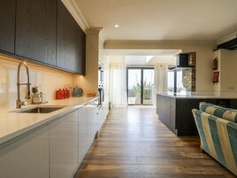 Cottage | Private kitchen | Fridge, dishwasher, electric kettle, toaster