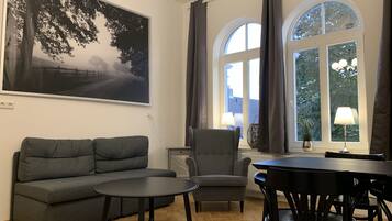 Comfort-Apartment, 1 Schlafzimmer | Wohnbereich | 32-Zoll-Flachbildfernseher mit Satellitenempfang, Fernseher