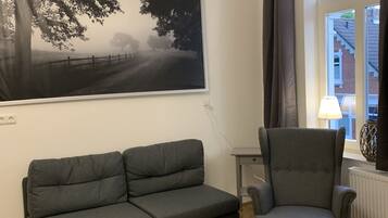 Comfort-Apartment, 1 Schlafzimmer | Wohnbereich | 32-Zoll-Flachbildfernseher mit Satellitenempfang, Fernseher