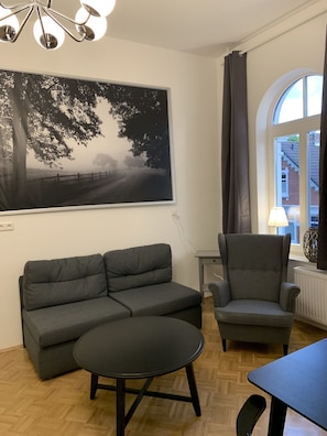 Condo Confort, 1 habitación | Área de sala de estar | Televisión de pantalla plana de 32 pulgadas con canales vía satélite 