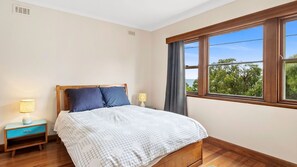 2 bedrooms, iron/ironing board, bed sheets - Smith - Stroll to the beach (Lorne)